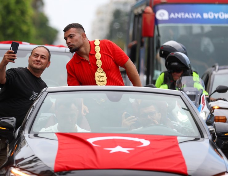 Kırkpınar Başpehlivanı Zeybek, Antalya'da coşkuyla karşılandı