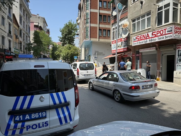 Kocaeli'de buzdolabı motorunun patlaması sonucu 2 kişi yaralandı