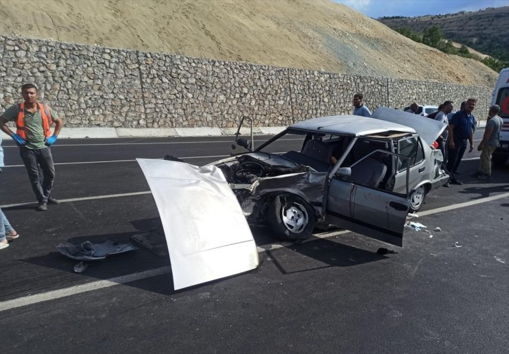 Malatya'da hafif ticari araç ile otomobilin çarpışması sonucu 5 kişi yaralandı