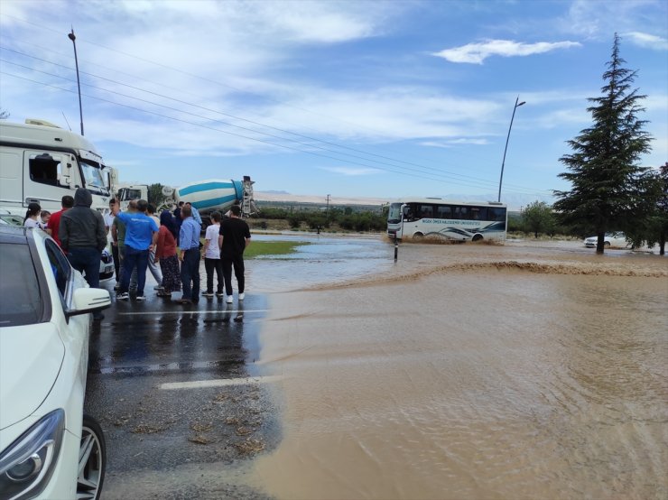 Niğde'de sağanak hayatı olumsuz etkiledi