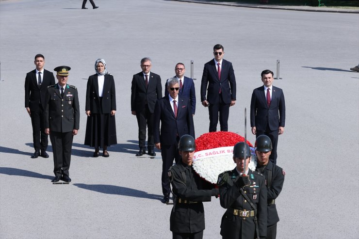 Sağlık Bakanı Memişoğlu, Anıtkabir'i ziyaret etti