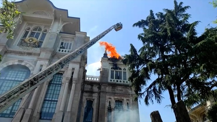 Sağlık Bilimleri Üniversitesi binasının çatı katında yangın çıktı