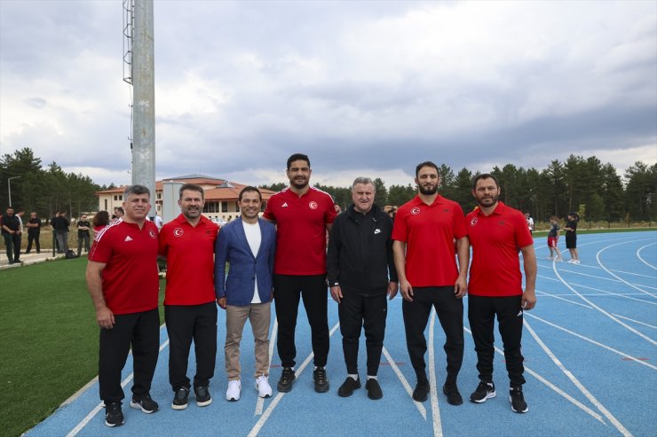 Bakan Bak, olimpiyatlara hazırlanan sporcuları ziyaret etti