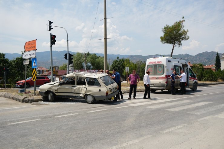 Çorum'da yolcu otobüsüyle çarpışan otomobilin sürücüsü yaralandı