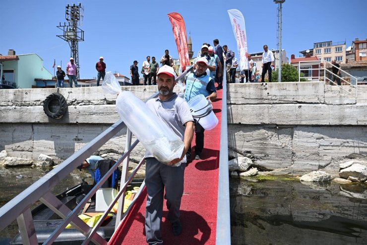 Eğirdir Gölü'ne 1 milyon 200 bin sazan yavrusu bırakıldı