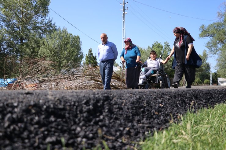 Engelli çocuğun evinin yolu rahat tekerlekli araç kullanabilmesi için asfaltlandı