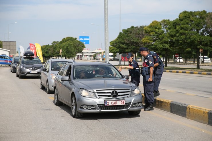 Jandarma ekipleri Kapıkule'den yurda giren gurbetçileri ikramlarla karşılıyor