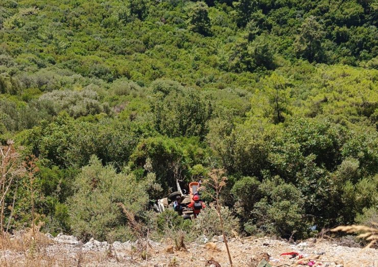 Muğla'da uçuruma devrilen otomobilin kadın sürücüsü halat yardımıyla kurtarıldı