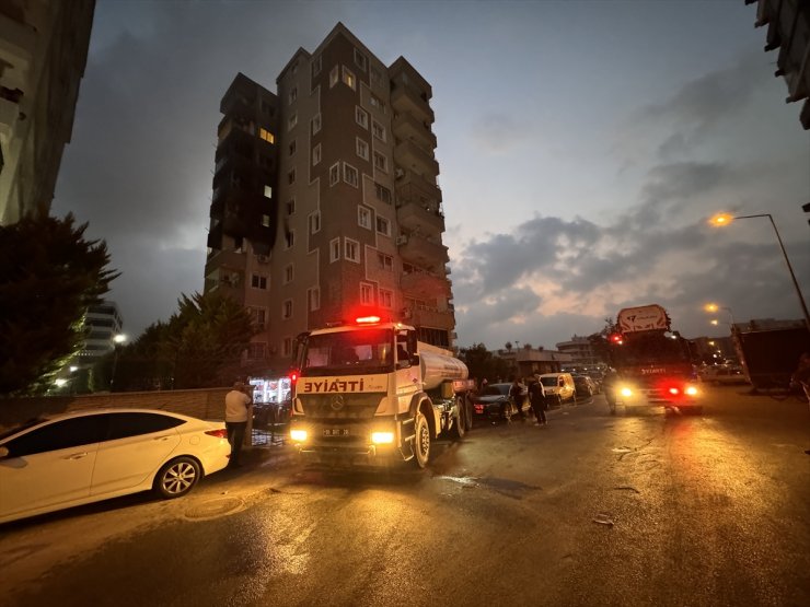 Adana'da apartmanda çıkan yangında pencereden sarkınca düşen kişi öldü