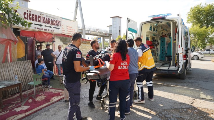 Adıyaman'da halk otobüsü ile 2 otomobil çarpıştı, 3 kişi yaralandı