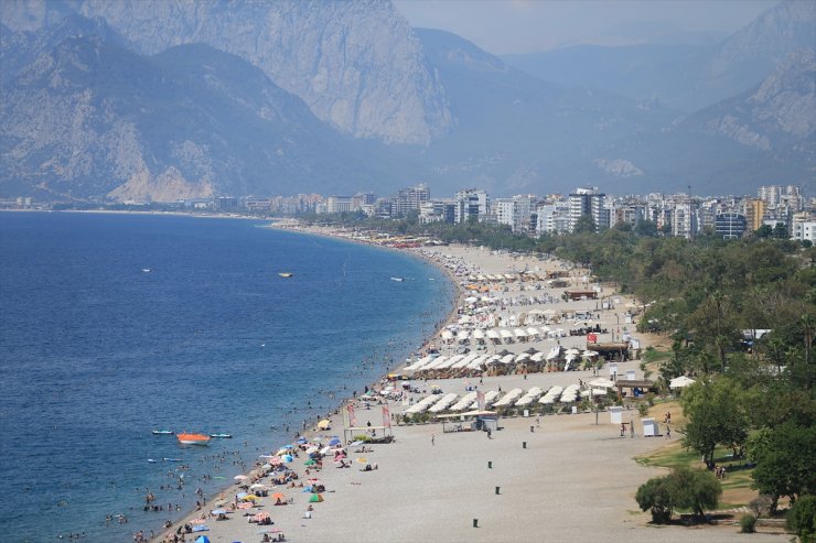 Antalya'da sıcaktan bunalanlar sahillerde yoğunluk oluşturdu