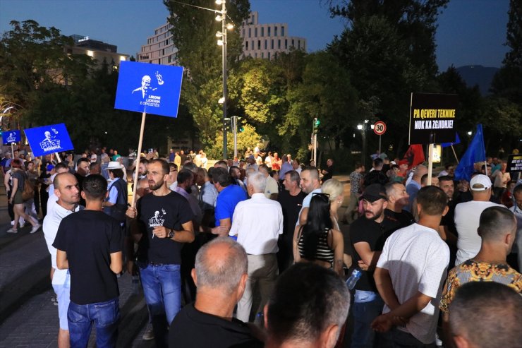 Arnavutluk'ta hükümet karşıtı protesto