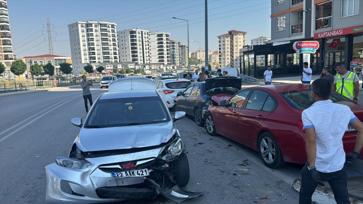 Edirne'de bisiklet yolunda park halindeki otomobile çarpan araçtaki 2 kişi yaralandı