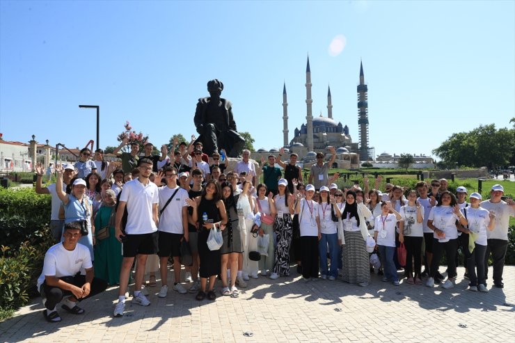 Edirne'deki yaz kampına katılan Balkanlar'da yaşayan öğrenciler Selimiye Camisi'ni gezdi