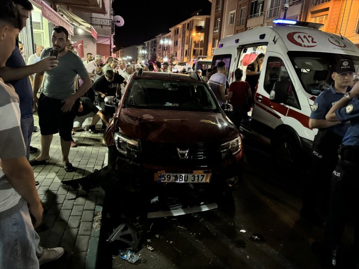 Tekirdağ'da otomobil kıraathane önünde oturanlara çarptı, 11 kişi yaralandı