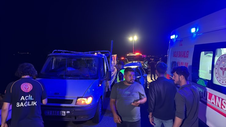 Adıyaman'da kamyonetle otomobilin çarpıştığı kazada 6 kişi yaralandı