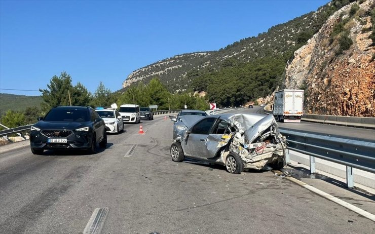 Antalya'da üç aracın karıştığı kazada 1 kişi öldü, 1 kişi yaralandı