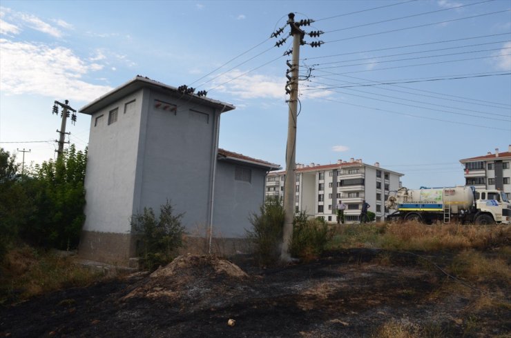 Çorum'da elektrik direğinden düşen kıvılcımların çıkardığı yangın söndürüldü