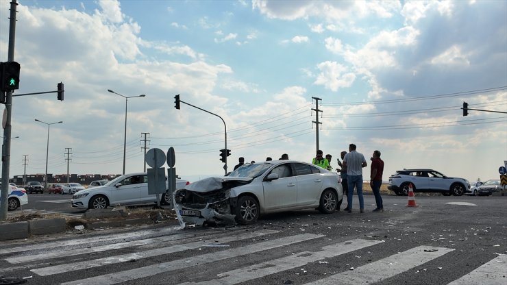 Diyarbakır'da 2 otomobil çarpıştı, 4 kişi yaralandı