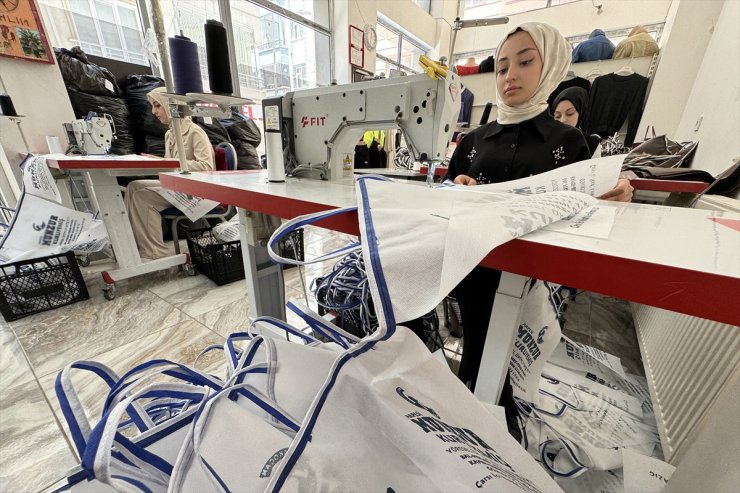 İstanbul'da edindiği iş fikriyle ürettiği bez çantaları yurt dışına da gönderiyor