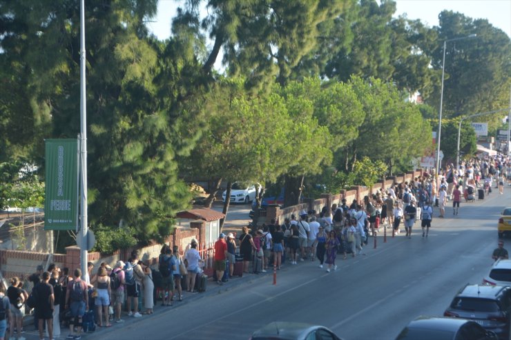 Midilli Adası'na gitmek isteyen tatilciler Ayvalık'ta yoğunluk oluşturdu