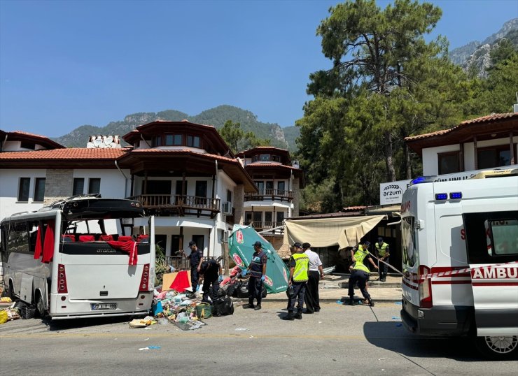 GÜNCELLEME - Muğla'da tur midibüsünün 3 araca çarpması sonucu 1 kişi öldü, 32 kişi yaralandı