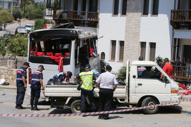 GÜNCELLEME 2 - Muğla'da tur midibüsünün 3 araca çarpması sonucu 2 kişi öldü, 35 kişi yaralandı