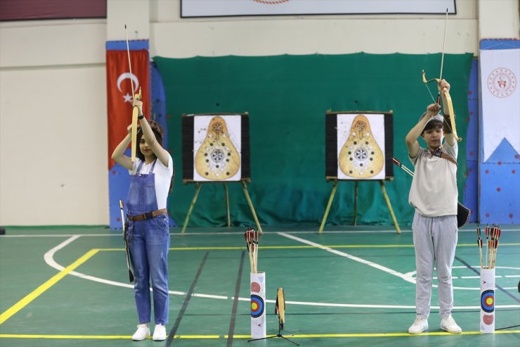 Muş'ta geleneksel okçulukta geleceğin "Mete Gazoz"ları yetişiyor