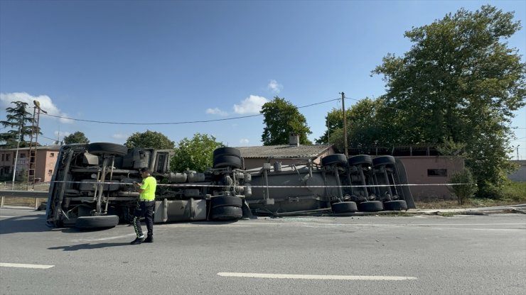 Pendik'te beton mikseri devrildi