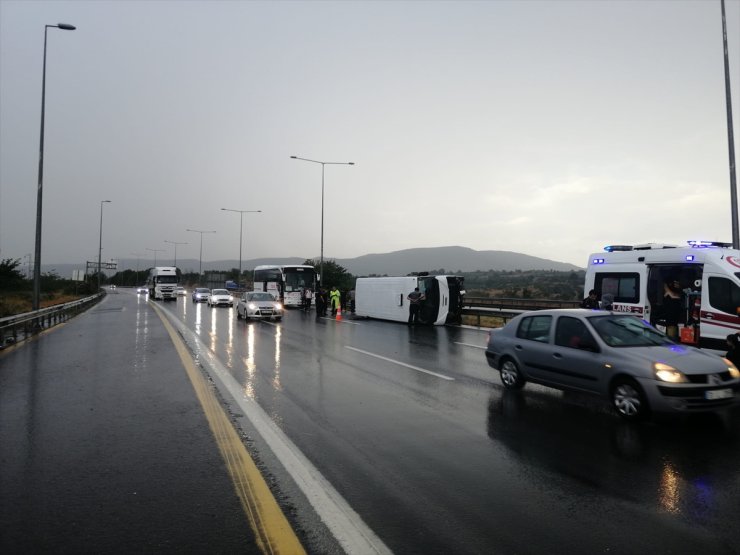 Adana'da tarım işçilerini taşıyan midibüsün devrilmesi sonucu 12 kişi yaralandı