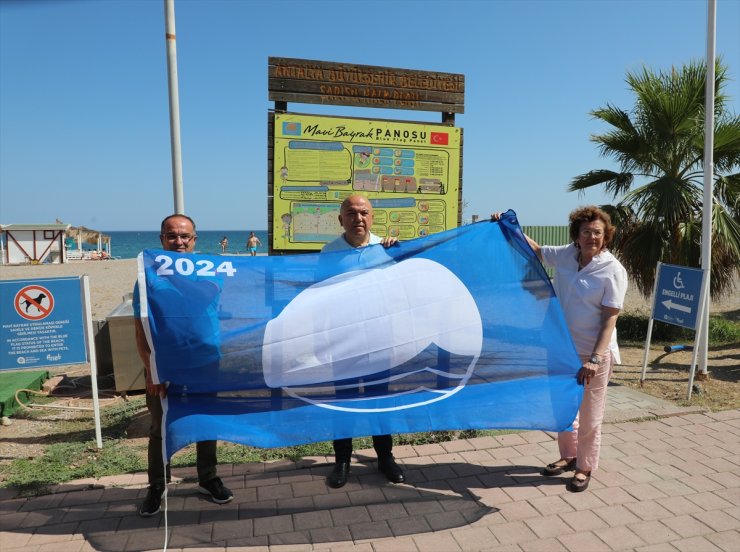 Antalya'da 17 plajda mavi bayrak dalgalanmaya başladı