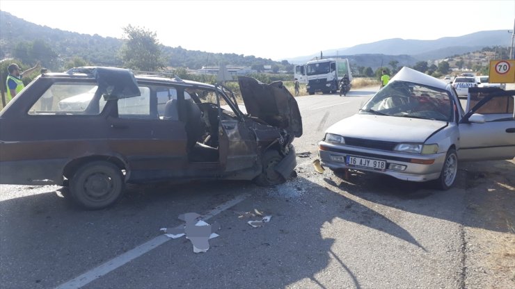 Bursa'da trafik kazasında 3 kişi yaralandı