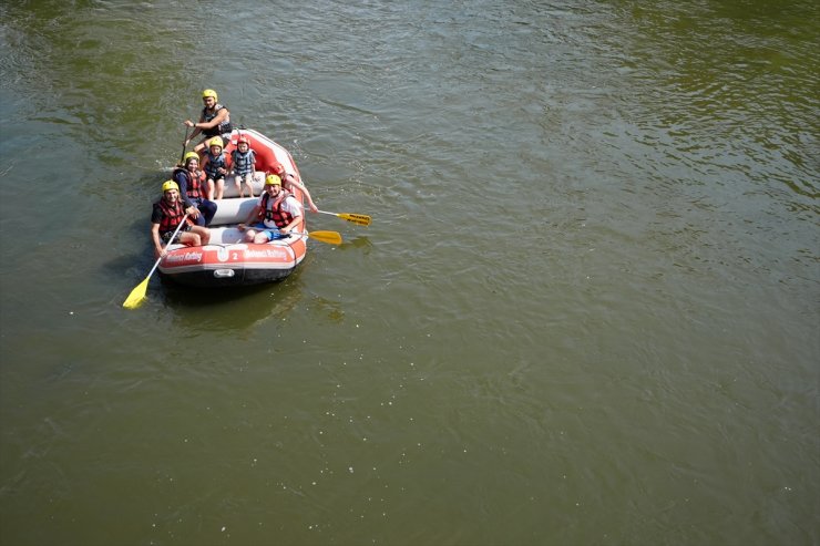 Düzce'de maceraseverler sıcakta rafting yaparak serinliyor