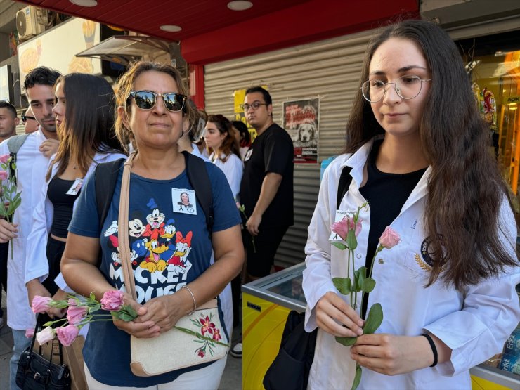 Elektrik akımına kapılarak ölen Özge Ceren Deniz'in okul arkadaşları olay yerine karanfil bıraktı