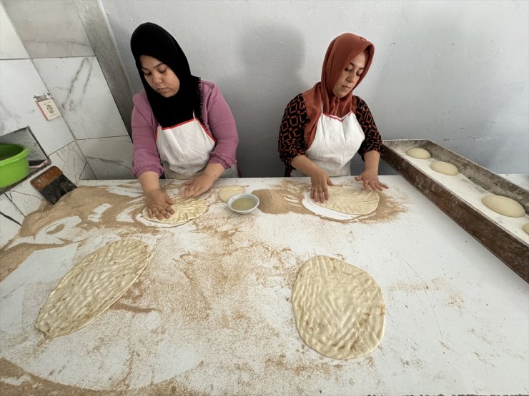 Eşinin ekmek fırınını devralan Gülcan usta, ateşin başına kızları ve yeğeniyle geçiyor