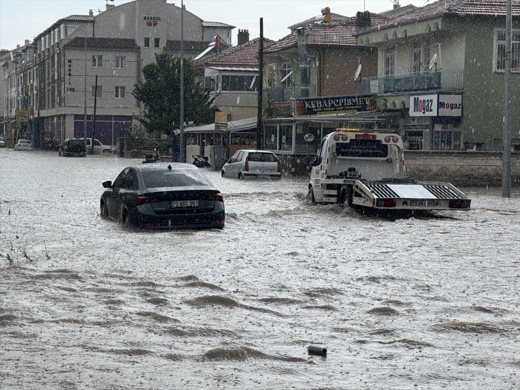 Karaman'da sağanak hayatı olumsuz etkiledi