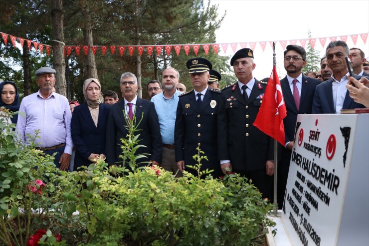 15 Temmuz kahramanı şehit Ömer Halisdemir'in kabri başında tören düzenlendi