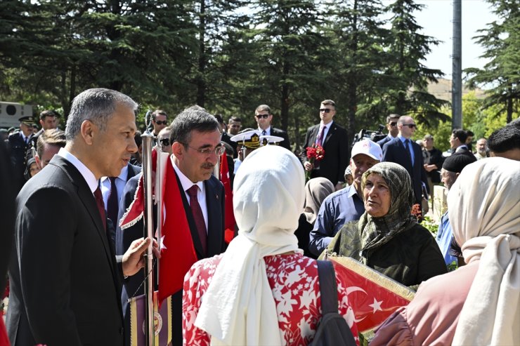 Cumhurbaşkanı Yardımcısı Yılmaz ve Bakan Yerlikaya, 15 Temmuz Şehitliği'ndeki anma törenine katıldı