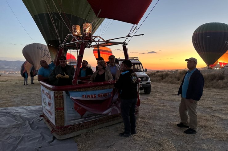 Kapadokya'da sıcak hava balonları Türk bayrakları ve posterlerle uçtu