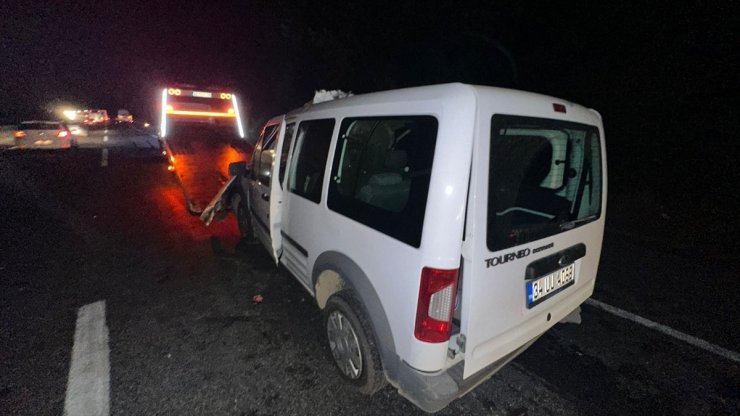 Sakarya'da tıra çarpan hafif ticari araç sürücüsü ağır yaralandı