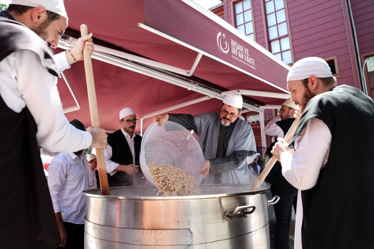 Sümbül Efendi Merkez Tekkesi'nde aşure kaynatıldı