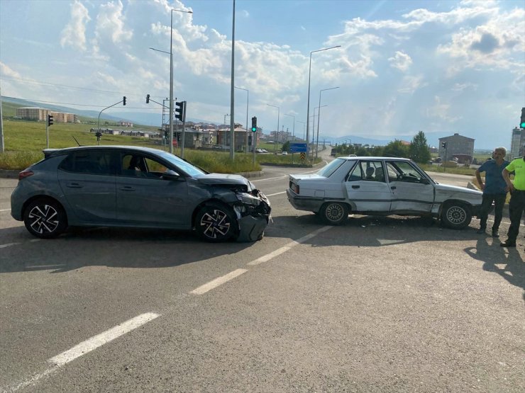 Ardahan'da 2 otomobilin çarpışması sonucu 5 kişi yaralandı