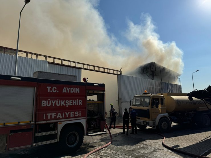 GÜNCELLEME - Aydın'da geri dönüşüm fabrikası deposundaki yangın söndürüldü