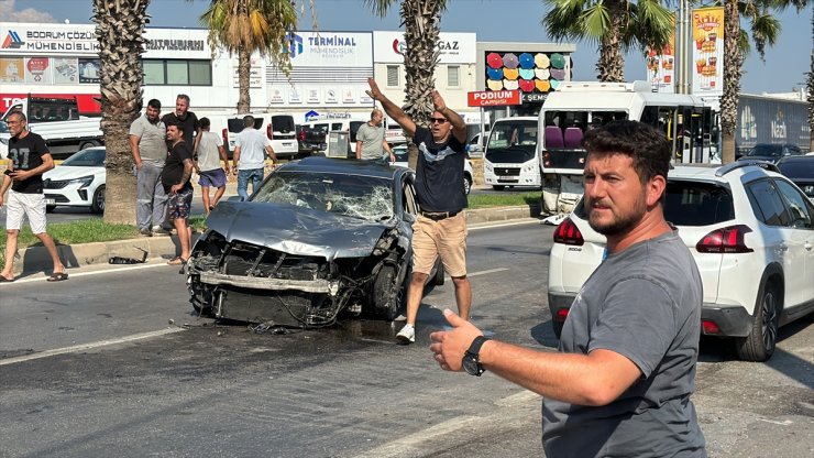 Bodrum'da otomobil ile minibüsün çarpıştığı kazada 14 kişi yaralandı