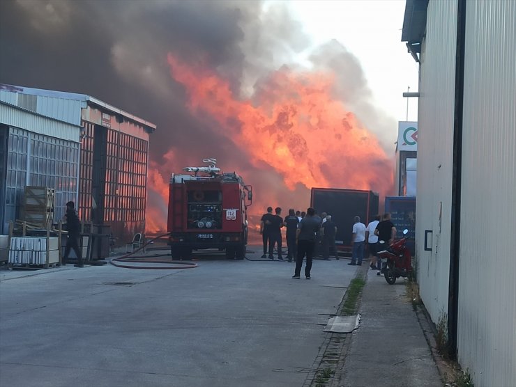 Bursa'da kereste imalathanesinde çıkan yangına müdahale ediliyor