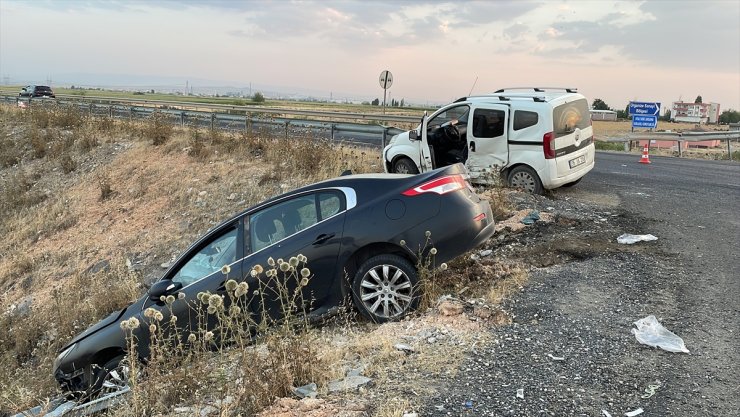 Diyarbakır'da otomobil ile hafif ticari aracın çarpışması sonucu 4 kişi yaralandı