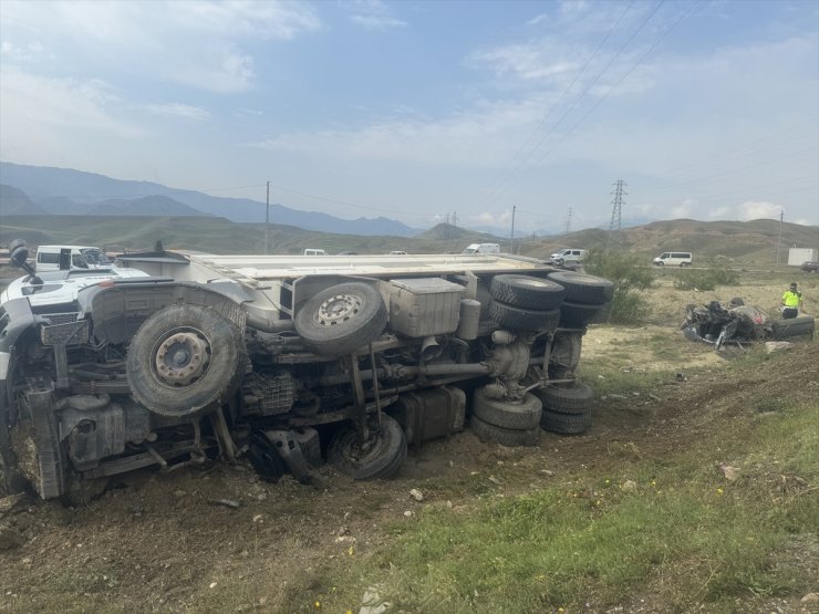 Erzurum'da otomobille kamyon çarpıştı, 3 kişi yaralandı