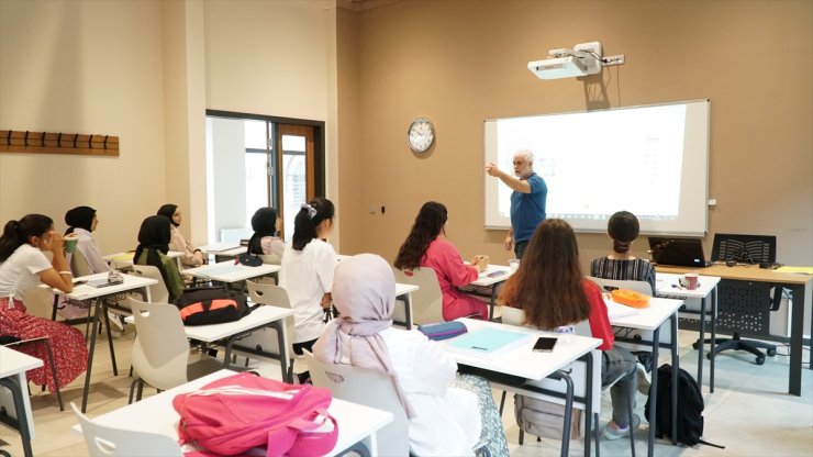 İbn Haldun Üniversitesi Türkiye'nin dört bir yanından liseli gençleri ağırlıyor