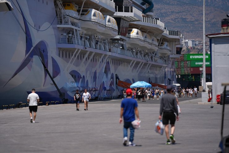 İzmir'de kruvaziyer turizm hareketliliği sürüyor