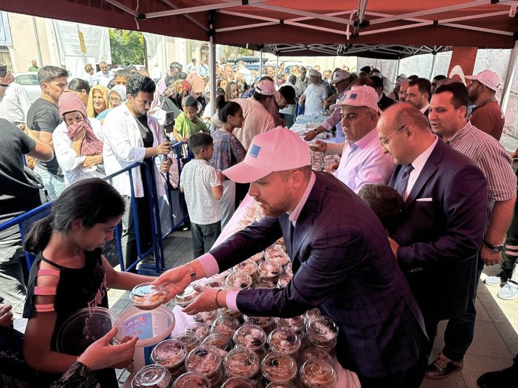 Mimar Sinan'ın vasiyeti gereği Süleymaniye Camisi'nin önünde aşure dağıtıldı